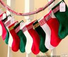 Çeşitli renklerde Noel çorap